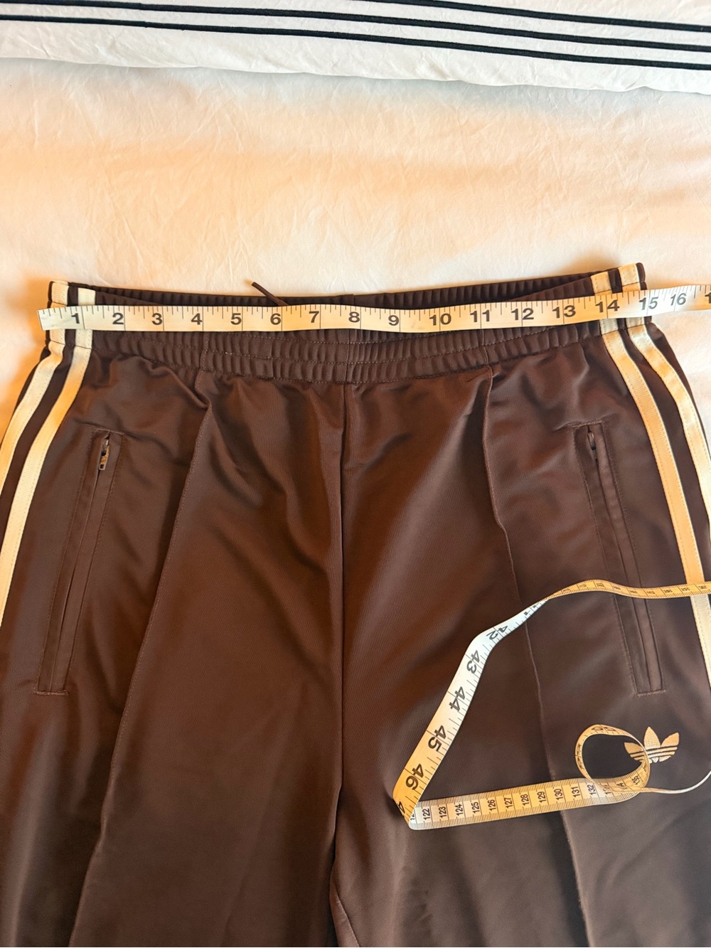 NWOT ADIDAS Women’s Originals Firebird Loose track pants in brown/white - Picture 10 of 10